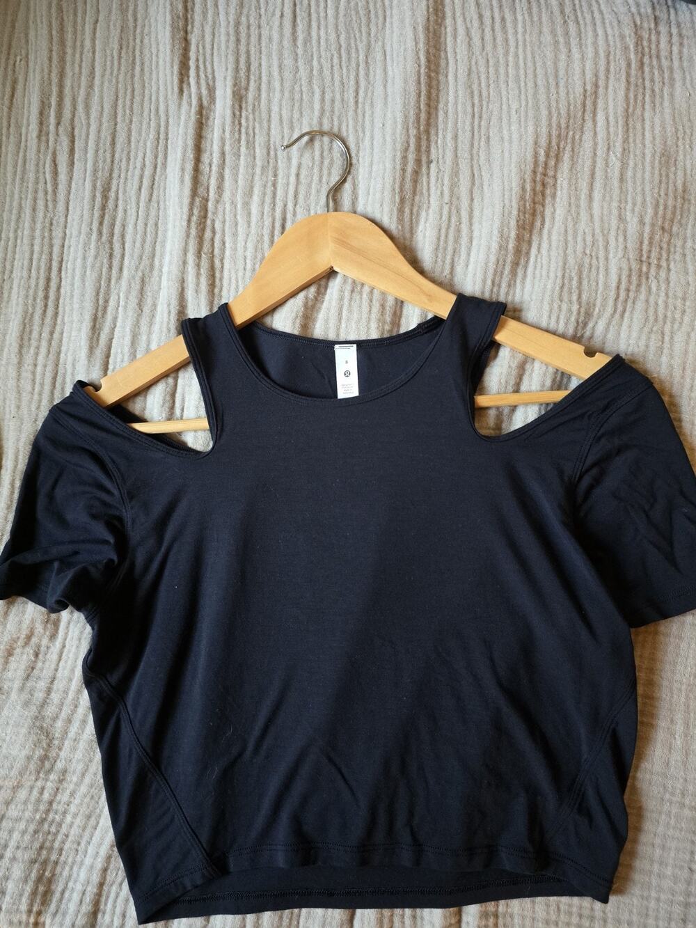 LULULEMON BLACK CUT OUT SHOULDER YOGA CROPPED TSHIRT TOP TANK WOMENS SIZE 8
